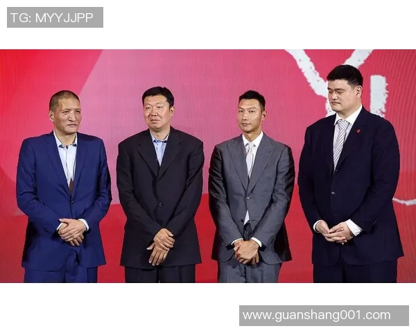 易建联在退役仪式上泪洒球场，粉丝感动送上祝福和掌声